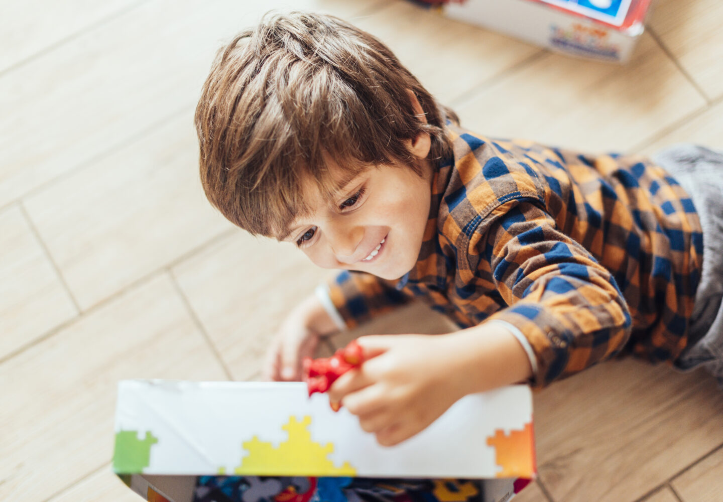 FunJoyLand kid-playing-with-jigsaw-1440x1000 7 ways jigsaw puzzles can build your child's patience | Funjoyland 