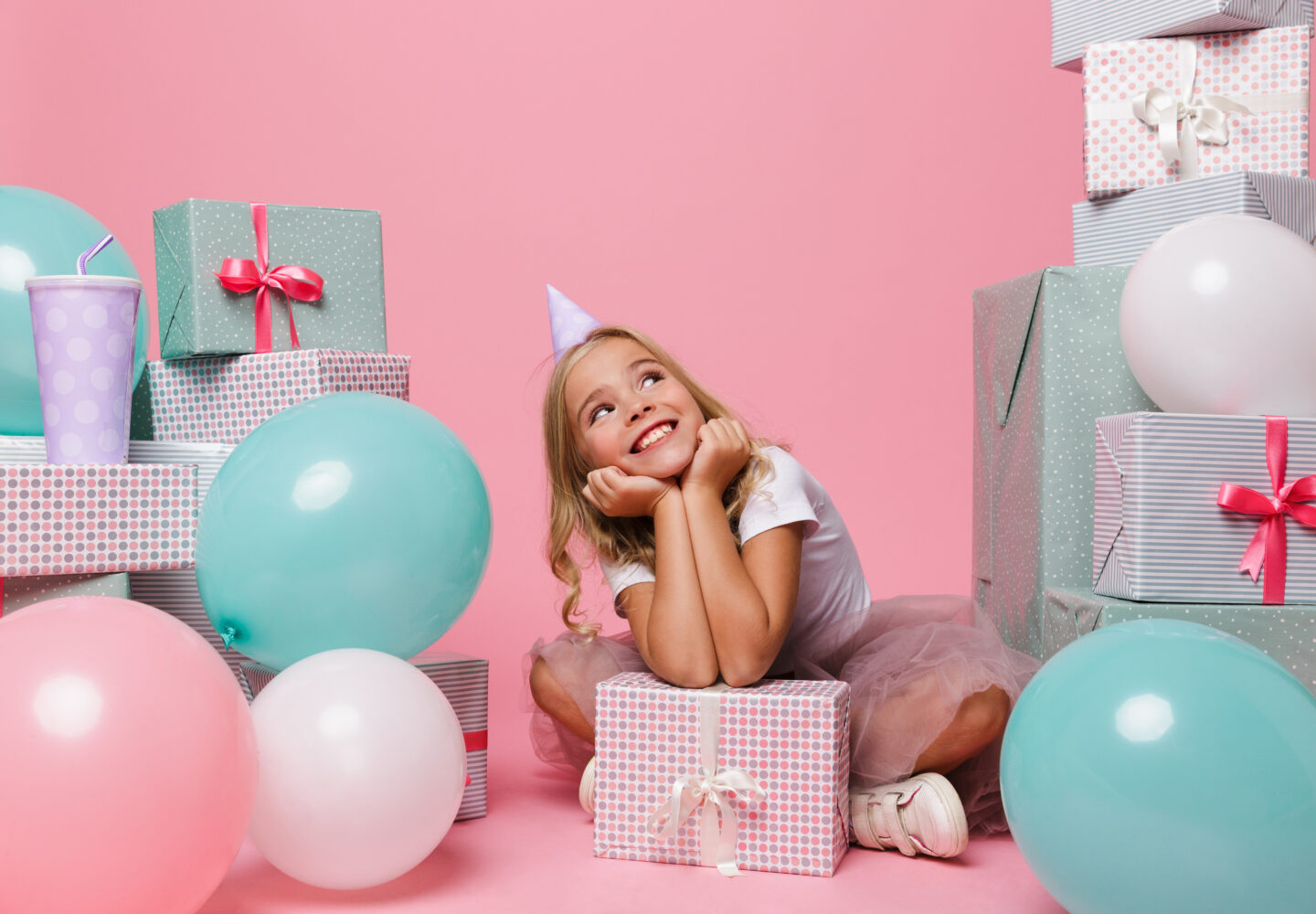 FunJoyLand portrait-cheerful-little-girl-birthday-hat-1440x1000 The Ultimate guide to choosing kids' birthday door gift supplies | Funjoyland 